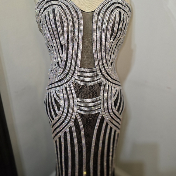 Stunning special occasion sequence gown - Picture 6 of 16